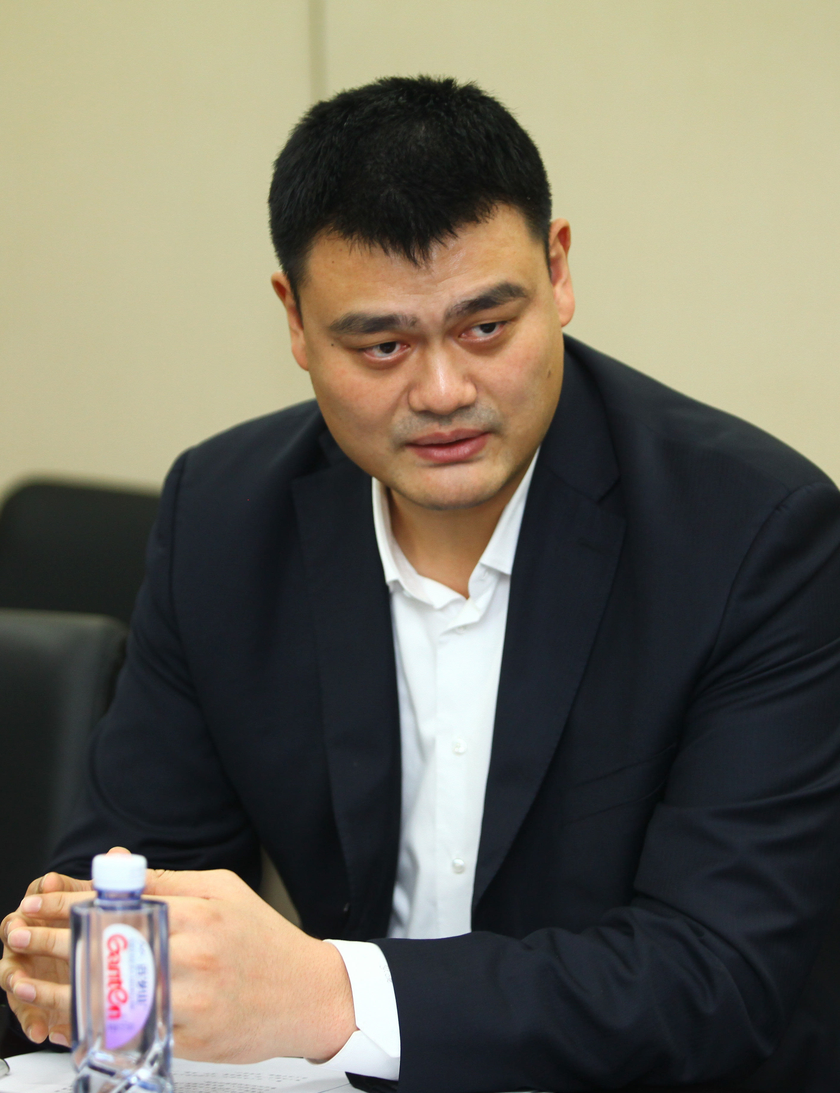 目以待